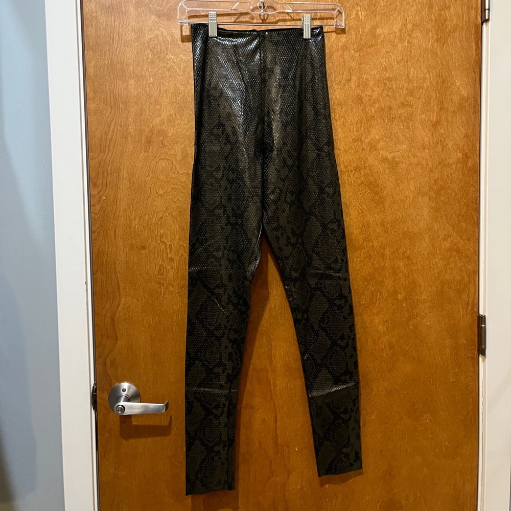 Commando Faux Leather Python Print Pants Médium NWT